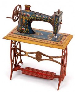 maquina-de-coser-jueguete-museo-del-traje