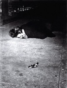 el revolver sigue apuntando al muerto boca abajo en la acera 1940 c2a9 weegee getty images 229x300 Weegee, el fotógrafo de la crisis americana, en la Fundación Telefónica