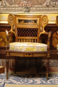 106 silla de brazos 199x300 Carlos IV Mecenas y coleccionista, en el Palacio Real de Madrid