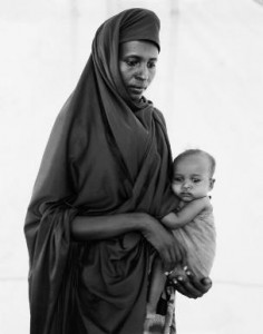 fehan-noor-ahmed-y-su-hija-rhesh-campo-de-refugiados-somalies-kenia-1992-c-fazal-sheikh-2009