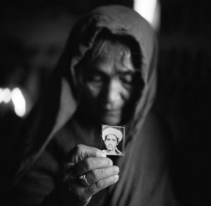 qurban-gul-sosteniendo-una-fotografia-de-su-hijo-mula-awaz-campo-de-refugiados-afganos-pakistan-1998-c-fazal-sheikh-2009