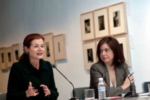 Elena Ochoa y Lourdes Garzón en la rueda de prensa. Foto. Sebastián Marjanov 300x200 Cien años de las mejores fotogrías de Vanity Fair