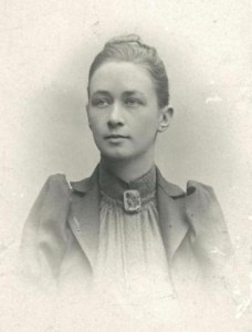 Retrato de Hilma af Klint. Fotógrafo desconocido. Exposición en el MPM