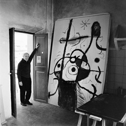 Joan Miró en su estudio en Son Boter_Fotografia de Josep Planas Montanyà_Cortesía Fundació Pilar i Joan Miró a Mallorca
