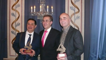 Los premiados, Francisco González y  Ramón Espantaleón, con el director general de Comercio Angel Luís Martín  en el centro. 