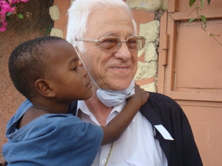 Padre Angel con niño Haiti bj