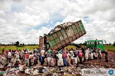 Un camión cargado de residuos llega hasta el basurero de Siem Reap. En este basurero se estima que trabajan unos 20 menores de edad que han llegado con sus familias.