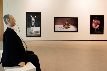 Al frente, Hans, de Schinwald. Al fondo, Laurie Simmons, Fotos. Colección Goetz. Sala de Arte Santander