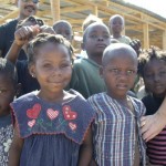 Niños del campamento y viviendas en construccion bj